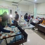 Petugas Medis Puskesmas Kebonagung melayani warga yang berobat akibat keracunan, Senin (20/4/2026). Foto : Wahib Pribadi/ Radar Semarang Grup Jawa Pos