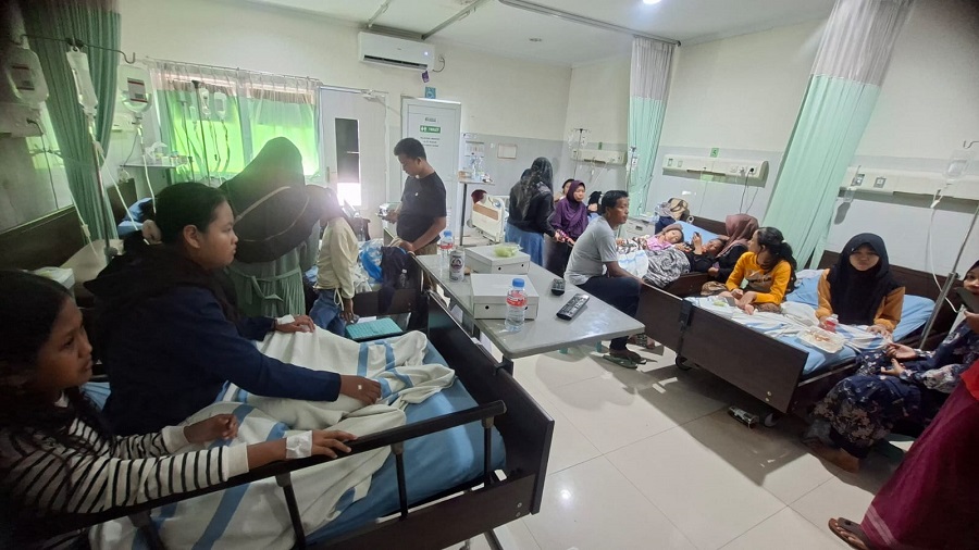 Petugas Medis Puskesmas Kebonagung melayani warga yang berobat akibat keracunan, Senin (20/4/2026). Foto : Wahib Pribadi/ Radar Semarang Grup Jawa Pos