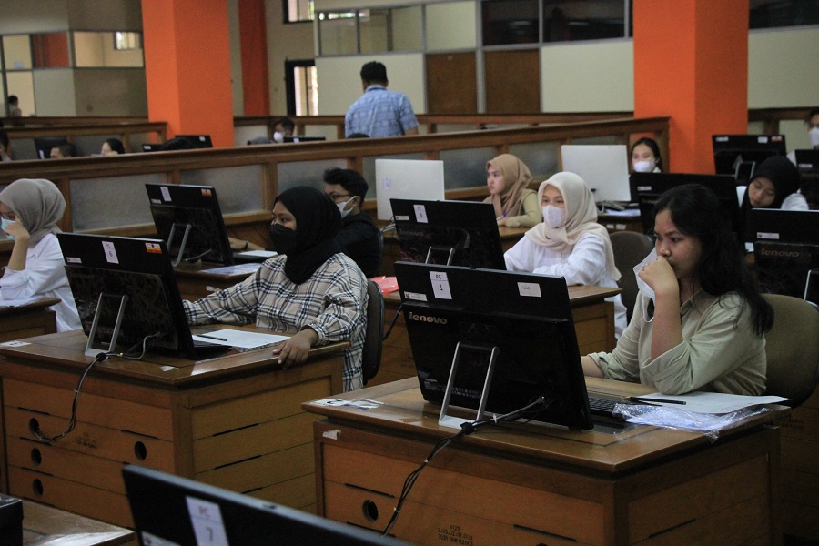 Ilustrasi peserta mengikuti Ujian Tulis Berbasis Komputer- Seleksi Nasional Berbasis Tes (UTBK-SNBT). Foto : Taofik Achmad Hidayat/Radar Bandung