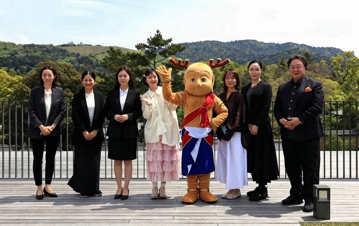 Committee members warmly welcomed by Sento-kun