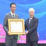Đồng chí Đỗ Văn Chiến trao Huân chương Lao động hạng Nhì cho Trường đại học Kỹ thuật Công nghiệp Thái Nguyên.