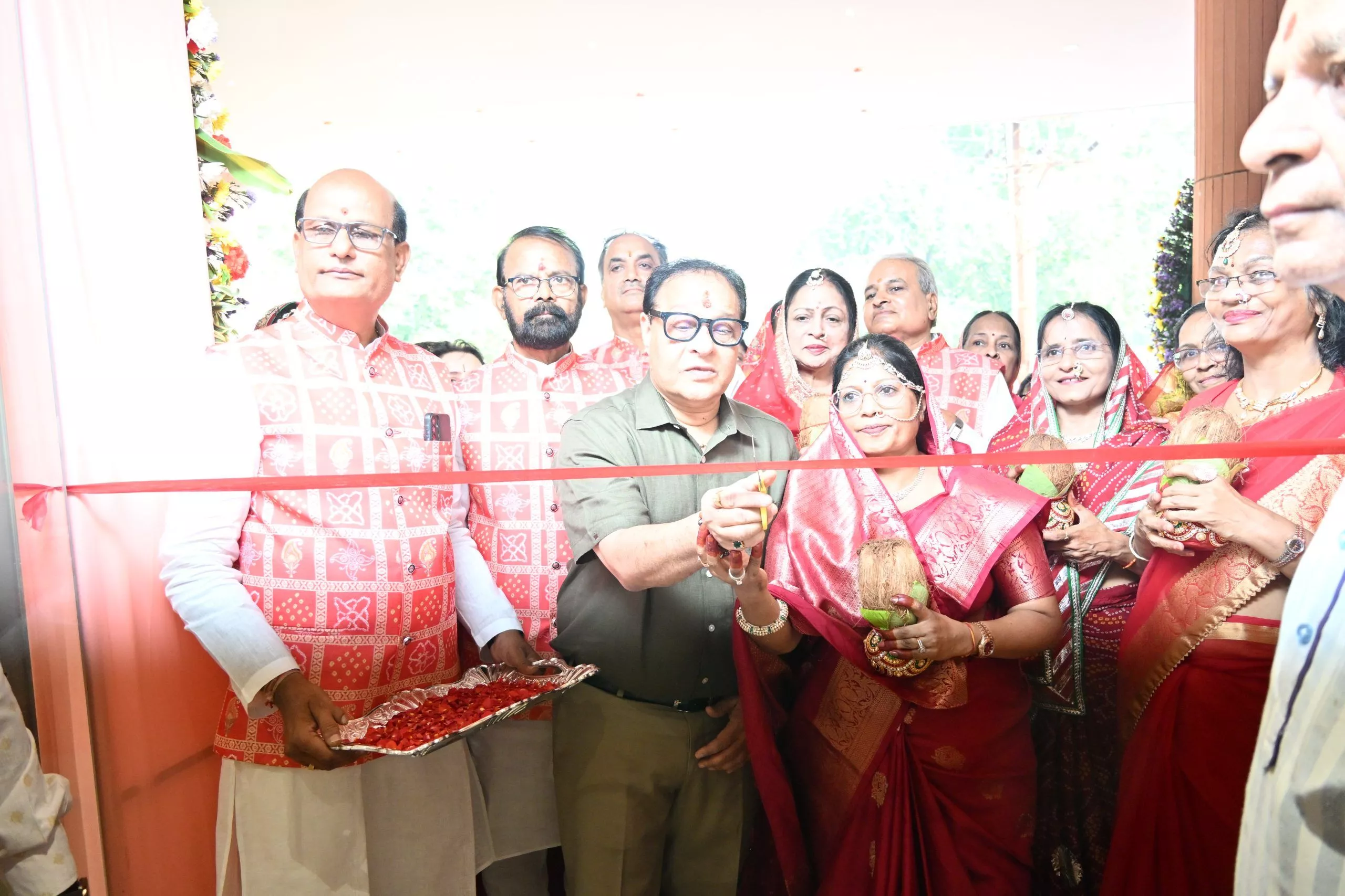 ताड़बन स्थित हनुमान मंदिर के समीप माहेश्वरी भवन चैरिटेबल ट्रस्ट, सिकंदराबाद द्वारा निर्मित महेश कन्वेंशन का उद्घाटन करते अशोक चांडक।