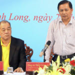 Ông Trần Văn Lâu - Bí thư Tỉnh ủy Vĩnh Long (phải) và ông Trầm Bê - đại diện phía Công ty TNHH Xây dựng Hàm Giang tại buổi làm việc - Ảnh: KHẮC TÂM