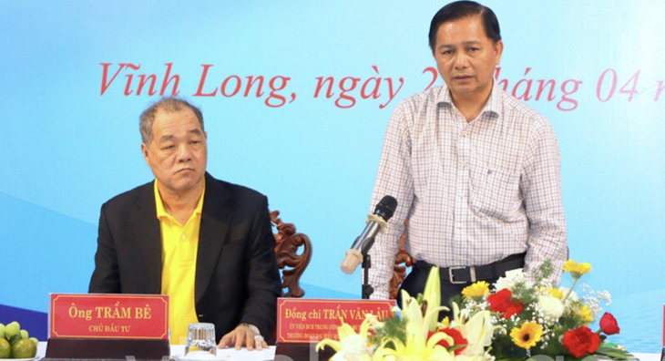 Ông Trần Văn Lâu - Bí thư Tỉnh ủy Vĩnh Long (phải) và ông Trầm Bê - đại diện phía Công ty TNHH Xây dựng Hàm Giang tại buổi làm việc - Ảnh: KHẮC TÂM