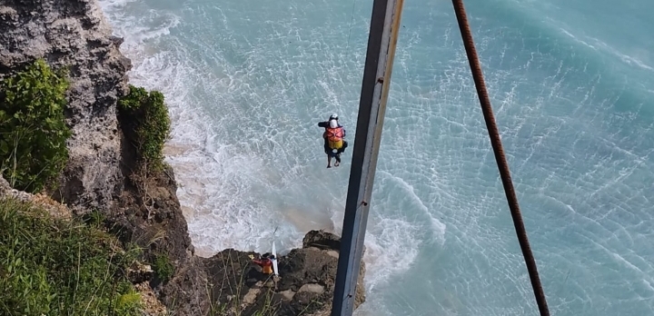 Stranded on a Bali Beach Cliff, Two Russian Citizens Rescued by Helicopter Cable