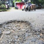 Sejumlah kendaraan melintas di Jalan Sawangan Permai, Depok, Jawa Barat, Rabu (25/3/2026).