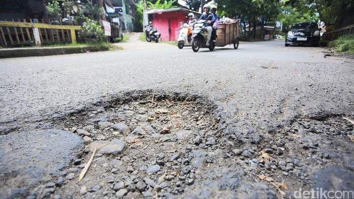 Sejumlah kendaraan melintas di Jalan Sawangan Permai, Depok, Jawa Barat, Rabu (25/3/2026).