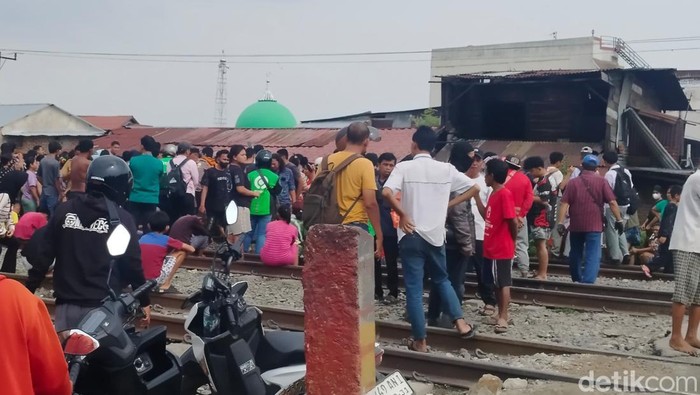 Foto: Sejumlah warga saat memadati lokasi kejadian. (Finta Rahyuni/detikSumut)