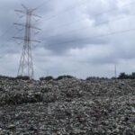 Pekerja beraktivitas memasang pagar pembatas di area yang sebelumnya menjadi Tempat Pembuangan Sampah (TPS) ilegal di Bekasi, Sabtu (21/2/2026). TPS ilegal yang berada di belakang deretan ruko tak jauh dari Taman Kebalen itu sebelumnya digunakan warga sebagai titik pembuangan sampah rumah tangga.