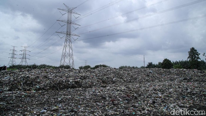 Pekerja beraktivitas memasang pagar pembatas di area yang sebelumnya menjadi Tempat Pembuangan Sampah (TPS) ilegal di Bekasi, Sabtu (21/2/2026). TPS ilegal yang berada di belakang deretan ruko tak jauh dari Taman Kebalen itu sebelumnya digunakan warga sebagai titik pembuangan sampah rumah tangga.