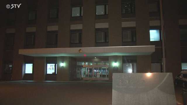 北海道・室蘭警察署は、登別市に住む自称会社員の男（27）を建造物侵入の疑いで現行犯逮捕したと発表しました。