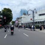 Lalu lintas di Jalan Asia Afrika Bandung cukup ramai lancar.
