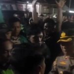 Ratusan pengemudi ojol saat mengepung kantor debt collector. (Foto: dok. Polsek Sunggal)