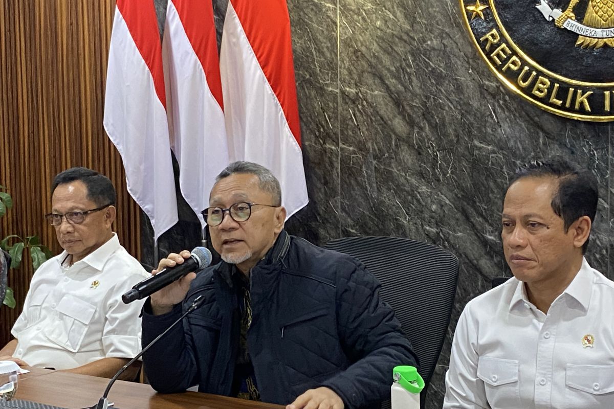Coordinating Minister for Food Affairs Zulkifli Hasan (center) delivers a press statement accompanied by Environment Minister Hanif Faisol (right) and Home Affairs Minister Tito Karnavian (left) after coordination meeting to accelerate the development of the waste-to-energy projects in Jakarta, Thursday (October 2, 2025). (ANTARA/Shofi Ayudiana)