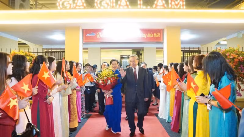 General Secretary and President To Lam and his wife, along with the Vietnamese high-level delegation, arrive at Gia Lam Station (Hanoi) after a successful visit to China