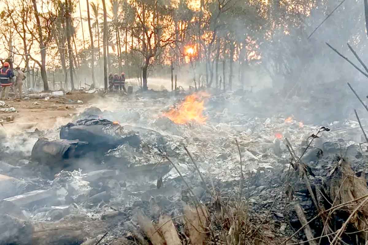 উদ্ধারকাজে দ্রুত ঘটনাস্থলে পৌঁছায় পুলিশ ও দমকল বিভাগ। ছবি: সংগৃহীত।