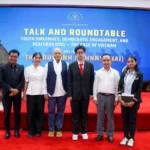 Thái Duy Anh (thứ ba từ phải qua) chụp ảnh cùng Tổng thống Timor Leste José Ramos-Horta và các đại biểu tại buổi tọa đàm bàn tròn ở Phủ Tổng thống - Ảnh: NVCC