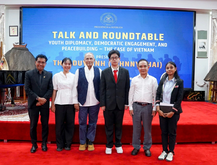 Thái Duy Anh (thứ ba từ phải qua) chụp ảnh cùng Tổng thống Timor Leste José Ramos-Horta và các đại biểu tại buổi tọa đàm bàn tròn ở Phủ Tổng thống - Ảnh: NVCC