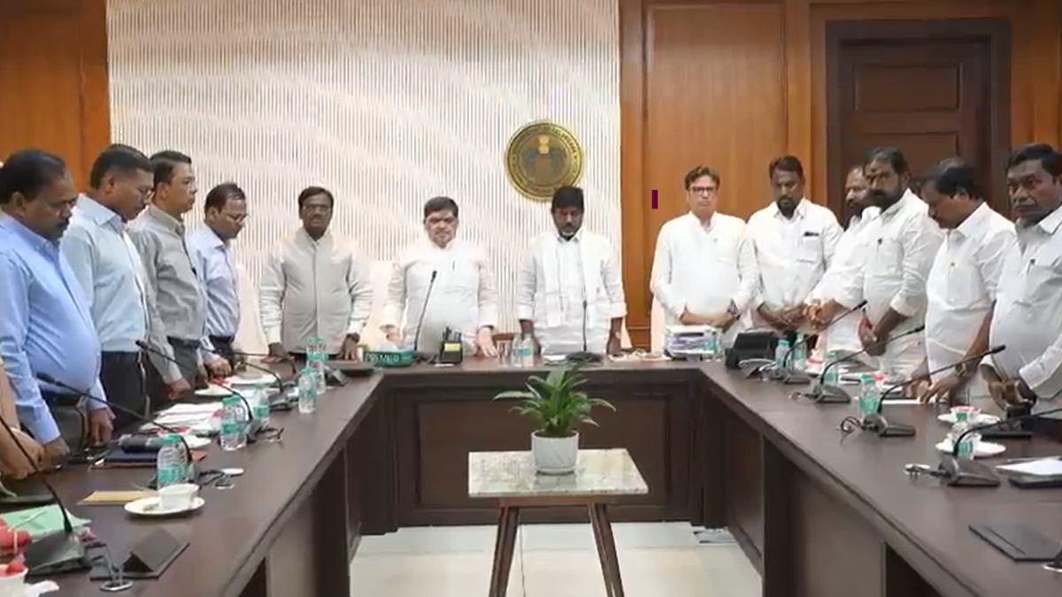 Telangana Cabinet Ministers and RTC Joint Action Committee JAC) observing two-minutes silence marking tributes to Shankar Goud, RTC driver who ended his life, at Secretariat on April 24, 2026 | Photo Credit: BY ARRANGEMENT