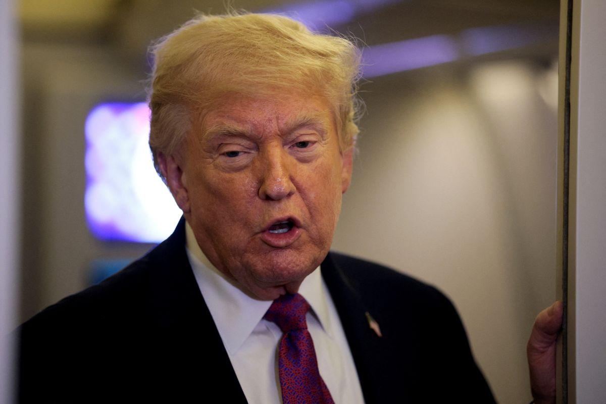 US President Donald Trump talks to members of the media aboard Air Force One en route to Joint Base Andrews, Maryland, US, April 17, 2026. REUTERS/Evan Vucci