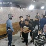 Video CCTV pria ngaku polisi todongkan senjata api ke tukang pangkas di Medan.(Foto: dok. Tangkapan layar rekaman CCTV)