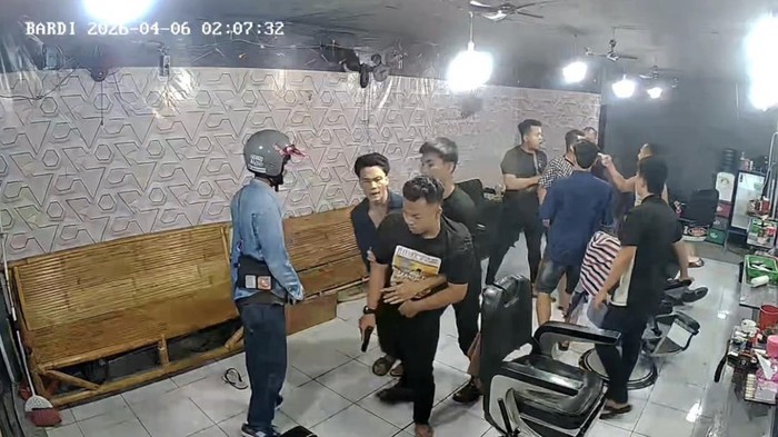 Video CCTV pria ngaku polisi todongkan senjata api ke tukang pangkas di Medan.(Foto: dok. Tangkapan layar rekaman CCTV)