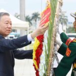 Nhân kỷ niệm 51 năm Ngày giải phóng miền nam, thống nhất đất nước (30/4/1975-30/4/2026), sáng 25/4, Tổng Bí thư, Chủ tịch nước Tô Lâm, Bí thư Quân ủy Trung ương cùng Đoàn công tác của Trung ương dâng hoa, dâng hương tưởng niệm các Anh hùng liệt sĩ tại Đài tưởng niệm thành phố Đà Nẵng. (Ảnh: Thống Nhất-TTXVN)