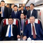 Lãnh đạo doanh nghiệp ngành đường sắt Trung Quốc tháp tùng Tổng Bí thư, Chủ tịch nước Tô Lâm trên tàu cao tốc đi thăm thành phố Nam Ninh. (Ảnh: TTXVN)