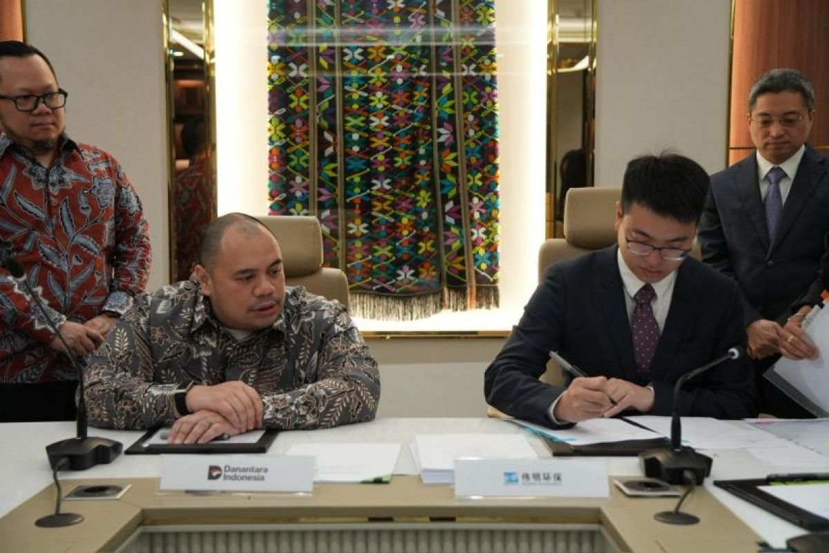 Chief Investment Officer (CIO) of Danantara Indonesia, Pandu Sjahrir (left), and a representative of Zhejiang Weiming Environment Protection Co., Ltd. (right) sign a cooperation agreement to manage the Waste-to-Energy (WtE) facility in Greater Bogor, on Saturday (14/03/2026). (ANTARA/HO-Danantara)