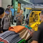 WNA TEWAS - Proses evakuasi WNA Inggris tewas di dalam kamar mandi ruang detensi Kantor Imigrasi Depok. (Dok: Polres Depok)