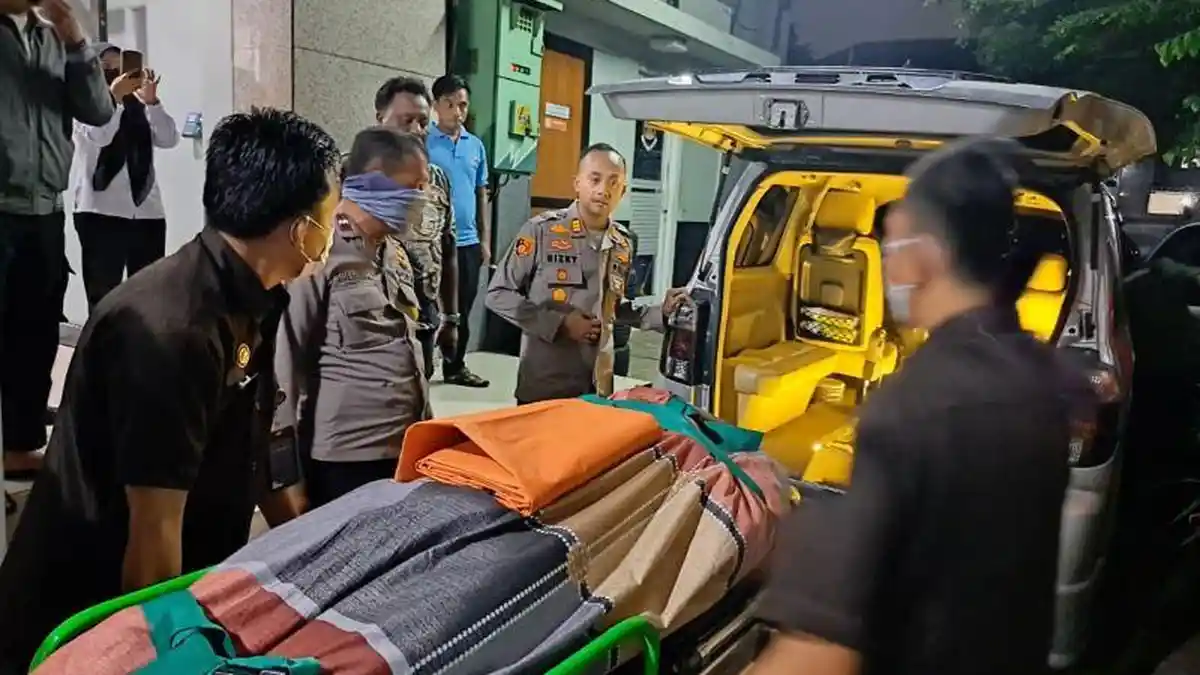 WNA TEWAS - Proses evakuasi WNA Inggris tewas di dalam kamar mandi ruang detensi Kantor Imigrasi Depok. (Dok: Polres Depok)