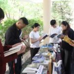 Đông đảo độc giả tham dự triển lãm sách.