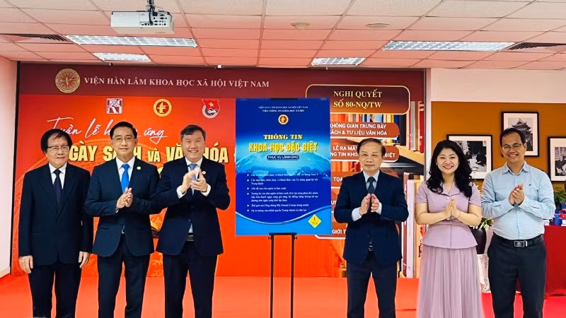 Delegates perform the launch ceremony of the publication 'Special Scientific Information for Leaders'.