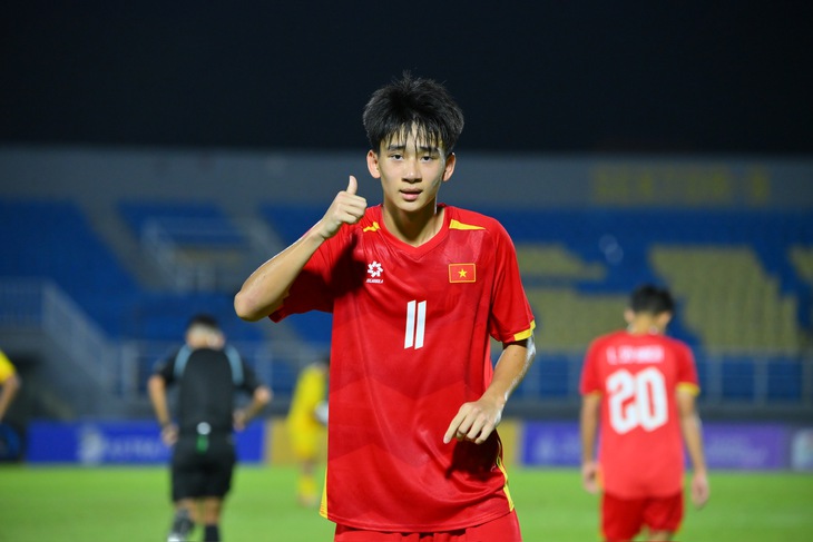 Văn Dương tỏa sáng với cú đúp bàn thắng trong trận chung kết U17 Đông Nam Á giữa Việt Nam và Malaysia - Ảnh: VFF