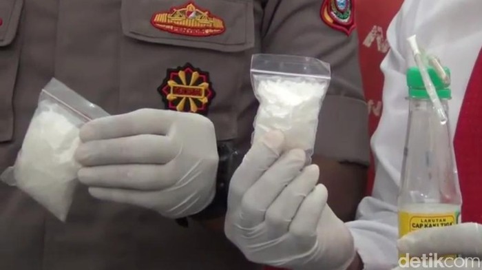 A driver for SPPG in Depok was arrested by police on suspicion of being a meth courier.