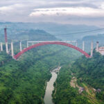 5月16日拍摄的武两高速凤来大溪河特大桥建设现场（无人机照片）。 新华社记者 唐奕 摄