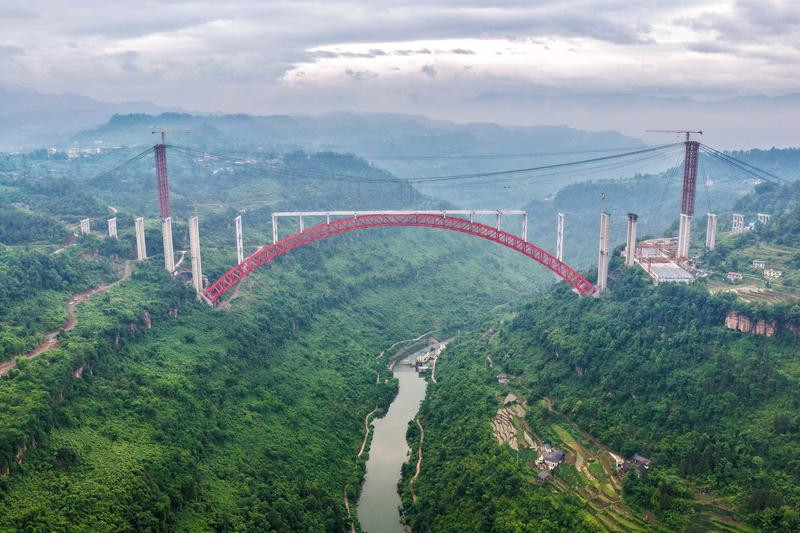 5月16日拍摄的武两高速凤来大溪河特大桥建设现场（无人机照片）。 新华社记者 唐奕 摄
