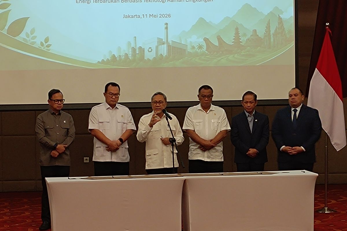 Coordinating Minister for Food Affairs Zulkifli Hasan (center) speaks to reporters after an MoU signing ceremony between Danantara and regional governments on waste-to-energy (WtE) plant development in Jakarta on May 11, 2026. (ANTARA/Aria Ananda)
