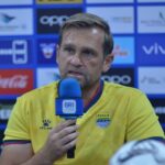Asisten pelatih Persib Bandung Igor Tolic saat menjawab pertanyaan waryawan jelang laga melawan Madura United. Igor menggantikan Bojan Hodak yang terkena akumulasi kartu kuning. (dok Persib)