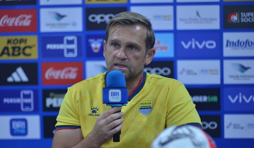 Asisten pelatih Persib Bandung Igor Tolic saat menjawab pertanyaan waryawan jelang laga melawan Madura United. Igor menggantikan Bojan Hodak yang terkena akumulasi kartu kuning. (dok Persib)