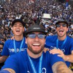 Kapten Persib Bandung Marc Klok berfoto bersama pemain Persib lainnya saat konvoi juara. (dok instagram)