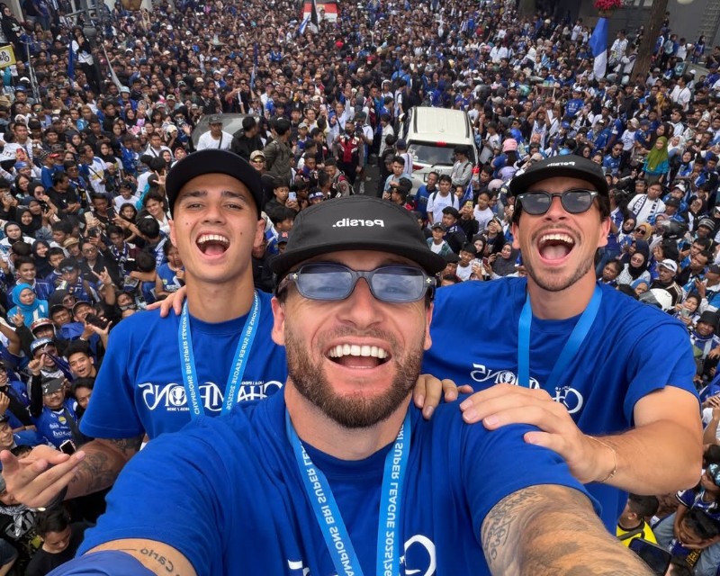 Kapten Persib Bandung Marc Klok berfoto bersama pemain Persib lainnya saat konvoi juara. (dok instagram)