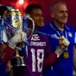 Pemjaga gawang Persib Bandung Teja Paku Alam berfoto bersama pelatih kiper. (dok instagram)