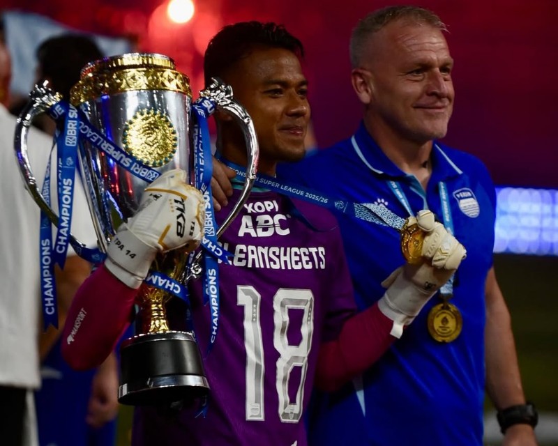 Pemjaga gawang Persib Bandung Teja Paku Alam berfoto bersama pelatih kiper. (dok instagram)