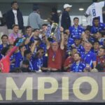 Pelatih Persib Bandung Bojan Hodak saat mengangkat piala usai menjuarai Super League 2025/2026 di stadion Gelora Bandung Lautan Api, Sabtu, (23/5/2026). Taofik Hidayat/Radar Bandung.