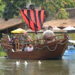 Wisatawan menaiki wahana kereta danau di objek wisata Floating Market Lembang, Kabupaten Bandung Barat, Jawa Barat, Kamis (15/5/2026) Taofik Achmad Hidayat/ Radar Bandung.
