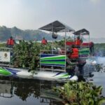 Perahu ponton digunakan petugas untuk membersihkan area Waduk Saguling dari tumpukan eceng gondok. Foto For Radar Bandung