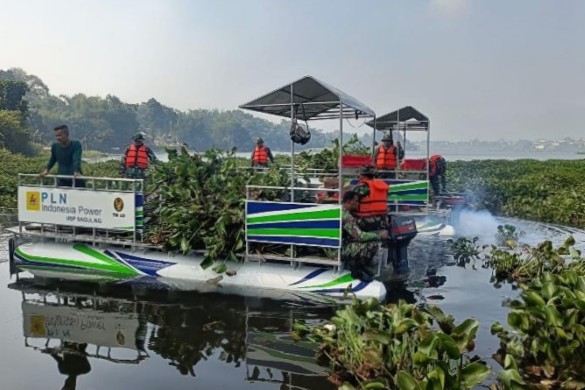 Perahu ponton digunakan petugas untuk membersihkan area Waduk Saguling dari tumpukan eceng gondok. Foto For Radar Bandung