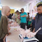 Masyarakat di Kecamatan Sindangkerta, Kabupaten Bandung Barat saat bertransaksi dalam kegiatan Gerakan Pasar Murah (GAPURA AMANAH). Foto: Dok Prokompim KBB