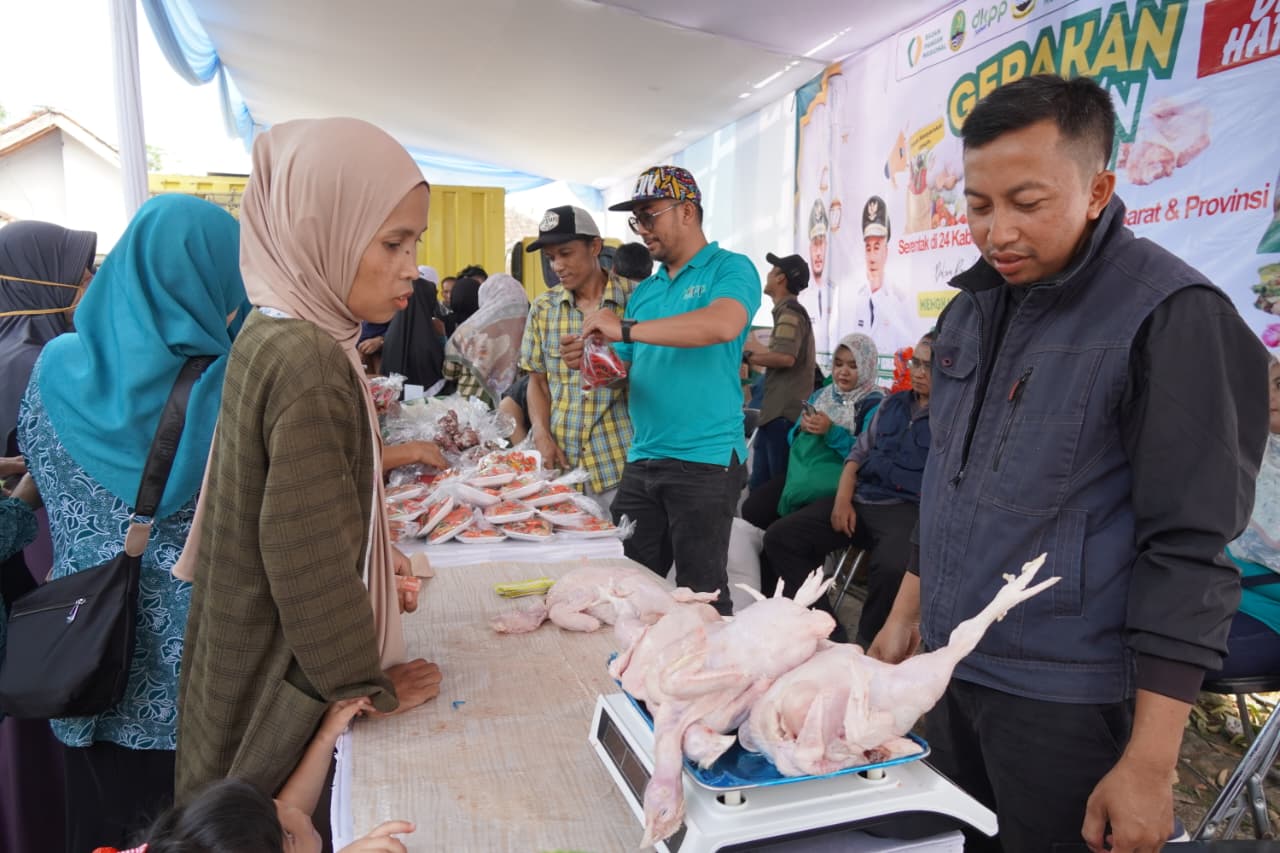 Masyarakat di Kecamatan Sindangkerta, Kabupaten Bandung Barat saat bertransaksi dalam kegiatan Gerakan Pasar Murah (GAPURA AMANAH). Foto: Dok Prokompim KBB
